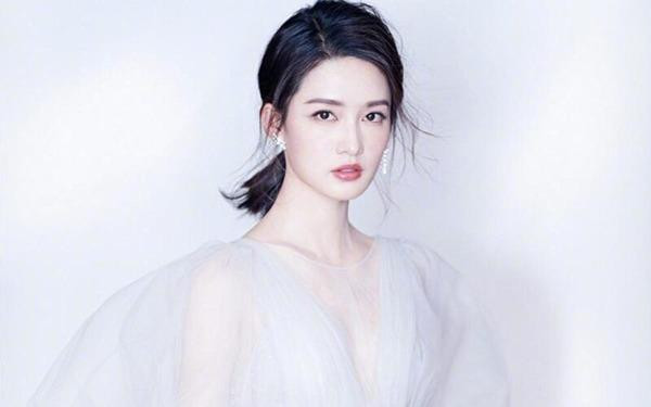 ên cạnh đó, Lý Thấm bổ sung vitamin C hàng ngày. Cô chia sẻ, nếu bạn muốn có làn da trắng hồng thì hãy bổ sung vitamin C cho cơ thể mỗi ngày.