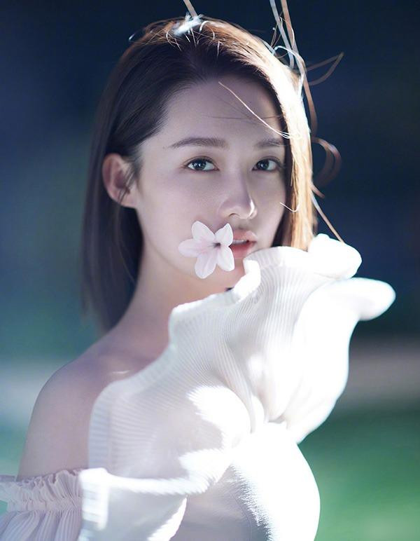 hờ chăm sóc da kỹ càng nên 34 tuổi, Lý Thấm vẫn giữ được sắc vóc trẻ đẹp. 