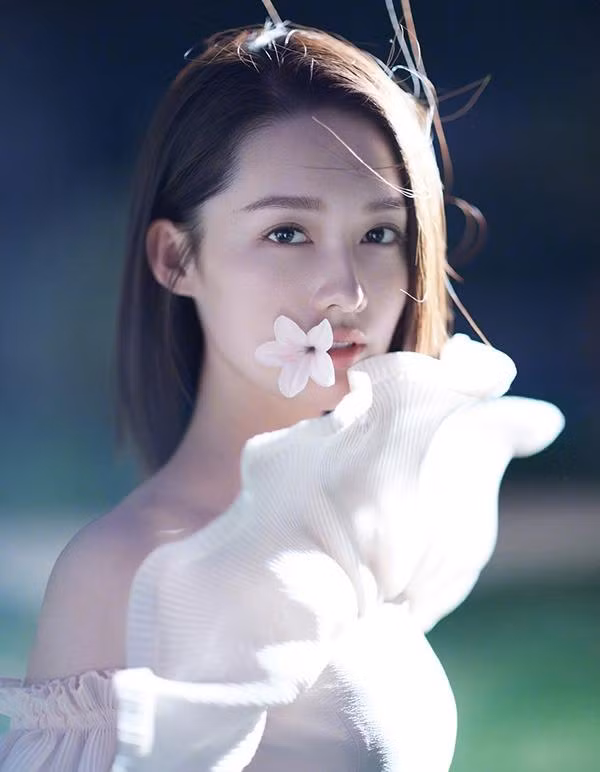 Nhờ chăm sóc da kỹ càng nên 34 tuổi, Lý Thấm vẫn giữ được sắc vóc trẻ đẹp. 