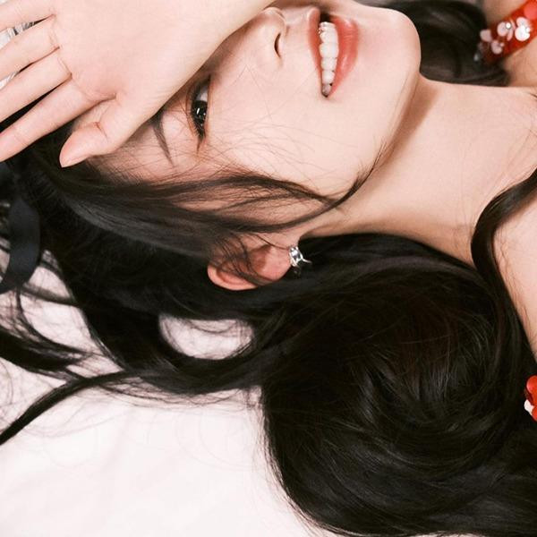 iễn viên Lý Thấm được nhắm cho vai diễn trên nhờ sở hữu gương mặt khả ái, làn da đẹp mịn màng không tì vết cùng dáng vóc thon gọn.