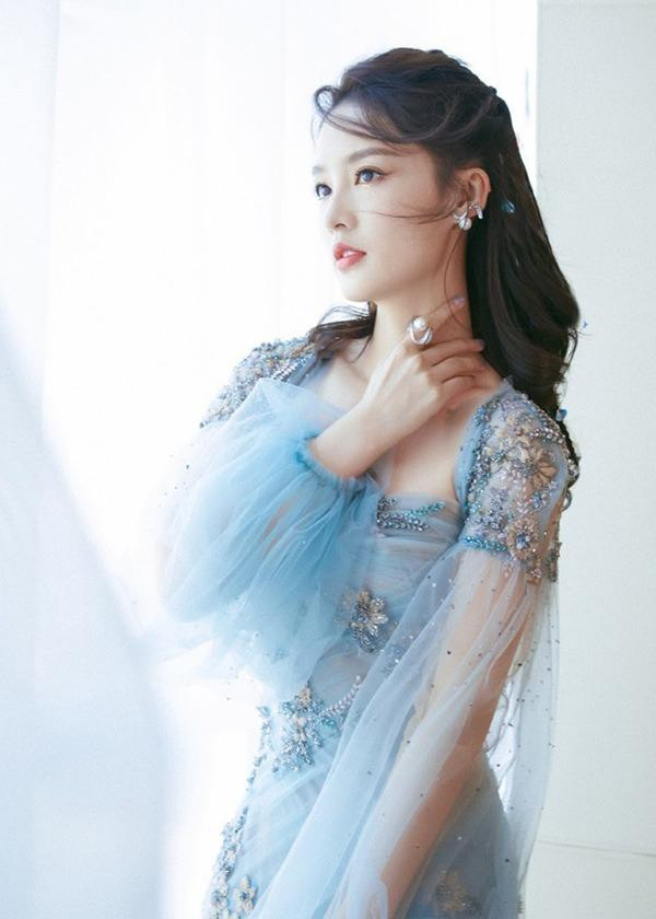 goài uống nước canh, Lý Thấm duy trì thói quen uống nhiều nước mỗi ngày để làm đẹp da. Cô cho thêm một chút muối khi uống để loại bỏ độc tố ra khỏi cơ thể, thải độc cho làn da, ngăn ngừa nổi mụn, không những thế còn có tác dụng làm sạch ruột.