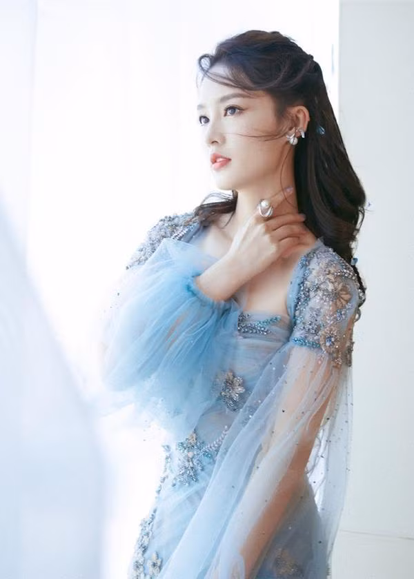 Ngoài uống nước canh, Lý Thấm duy trì thói quen uống nhiều nước mỗi ngày để làm đẹp da. Cô cho thêm một chút muối khi uống để loại bỏ độc tố ra khỏi cơ thể, thải độc cho làn da, ngăn ngừa nổi mụn, không những thế còn có tác dụng làm sạch ruột.