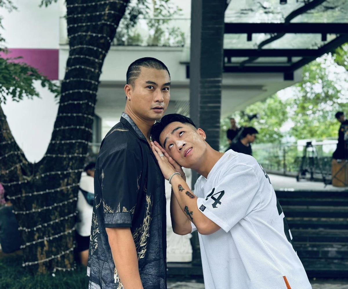 Đỗ Duy Nam và Duy Hưng trong bức ảnh hậu trường cảnh hỗn loạn khi Hưng "khẹc" bị bắn.