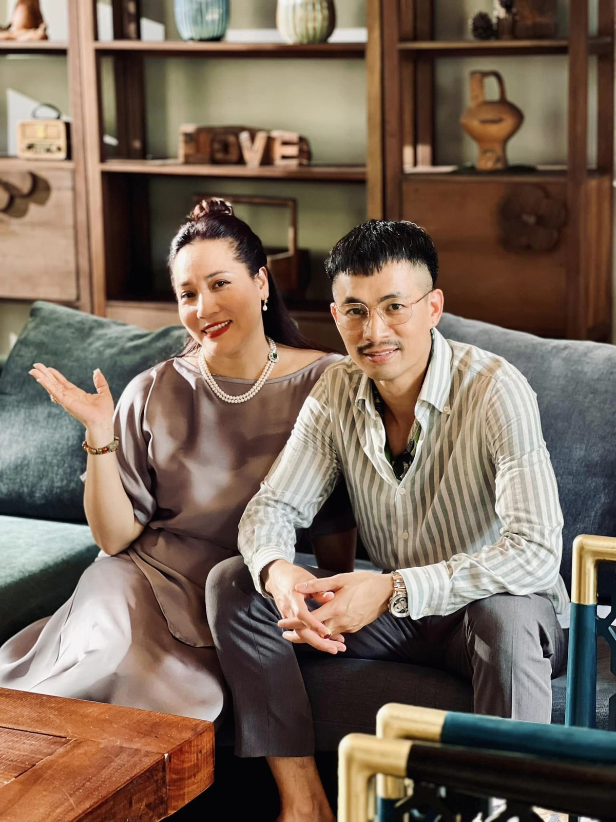 Mạnh Cường (Dũng "kính") và Thu Huyền (vợ Quân "già") ở hậu trường.