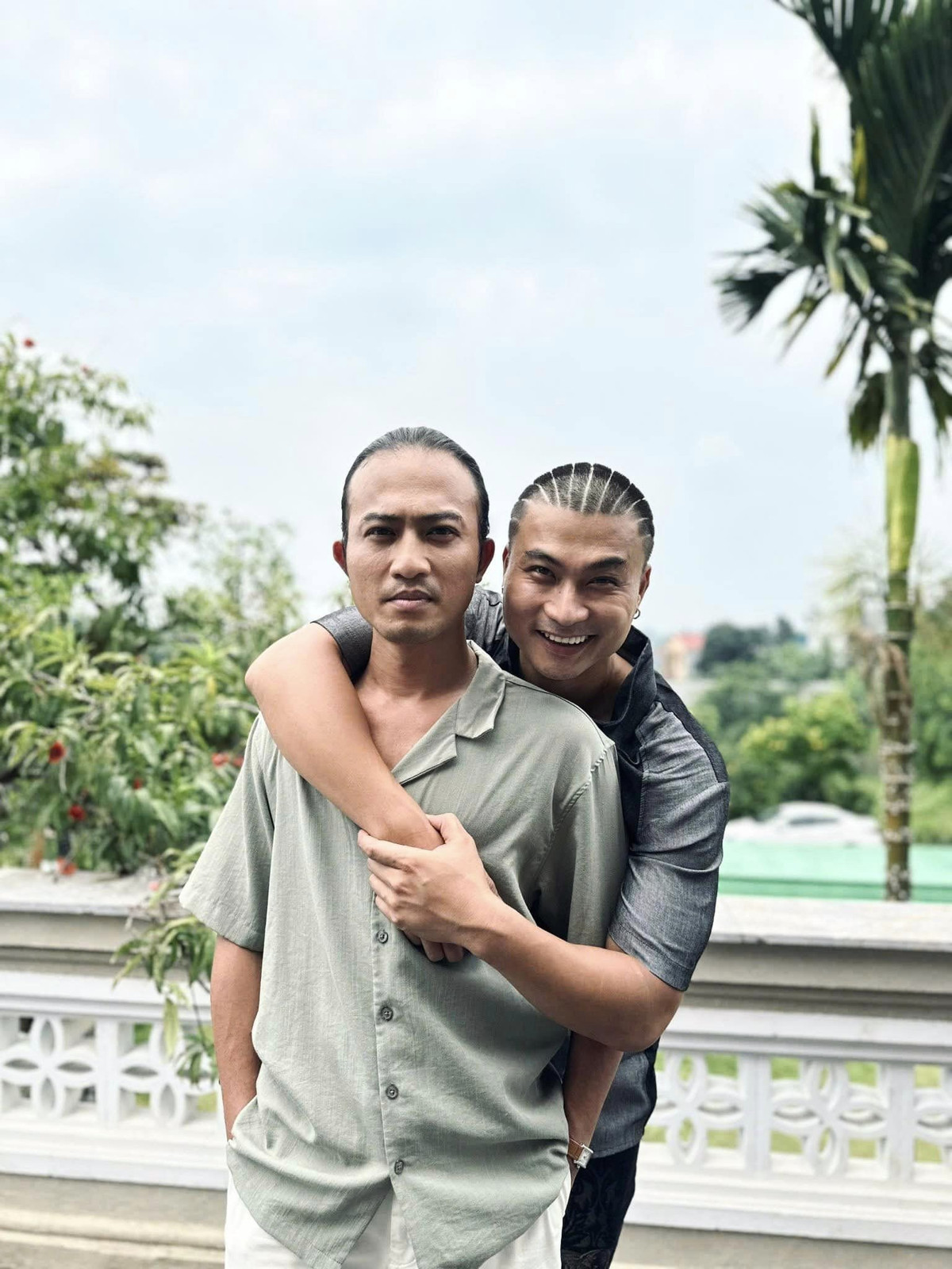 Là anh em thân thiết cả trên phim lẫn ngoài đời, Doãn Quốc Đam và Duy Hưng đã có 7 lần kết hợp trên phim với nhau và diễn cực kỳ ăn ý.