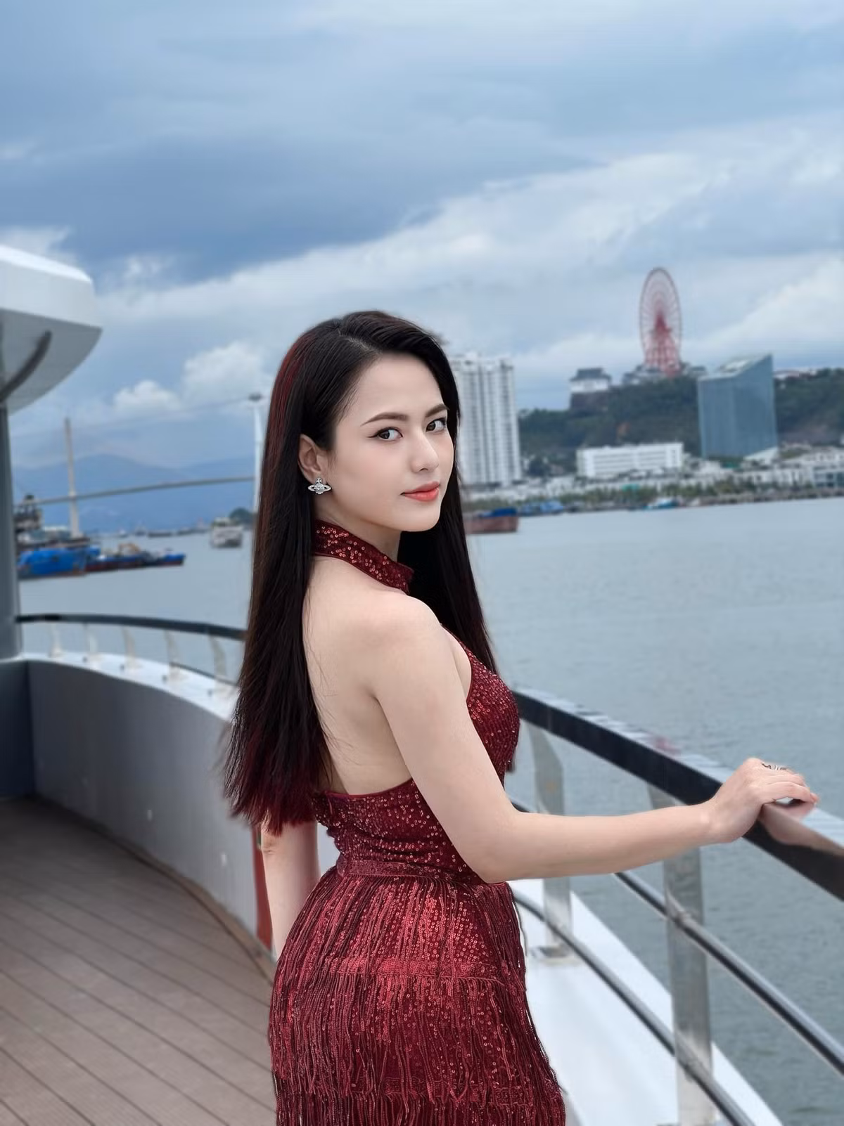 Bức ảnh hậu trường cảnh quay trên du thuyền được Vũ Việt Hoa đăng tải thu hút lượng tương tác "khủng". Cô viết: "Bịt khẩu trang các kiểu, cải trang các thứ nhưng vẫn giật mình vì: - Diễm! em là K1 hay K2? - Em là người của Quân 'già' à? - Chị bắn Hưng Khẹc đúng không? - Chị Diễm ơi tập cuối như thế nào???".