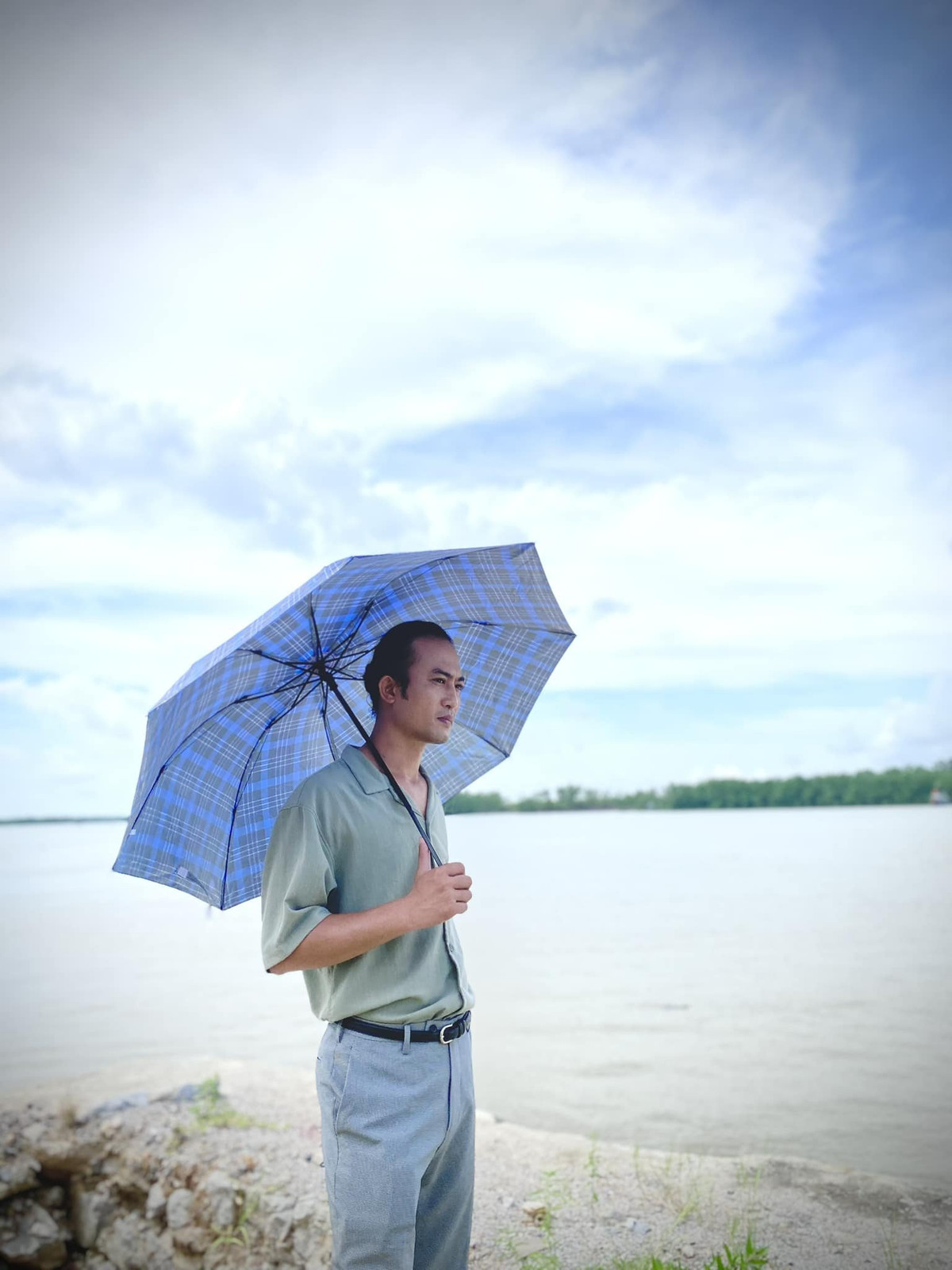 Doãn Quốc Đam đảm nhiệm vai Hồng xuyên suốt phim. Nhân vật của anh thu hút bởi sự điềm tĩnh dù tạo hình đơn giản. Nam diễn viên cũng rất ít chia sẻ hình ảnh hậu trường phim trên trang cá nhân.