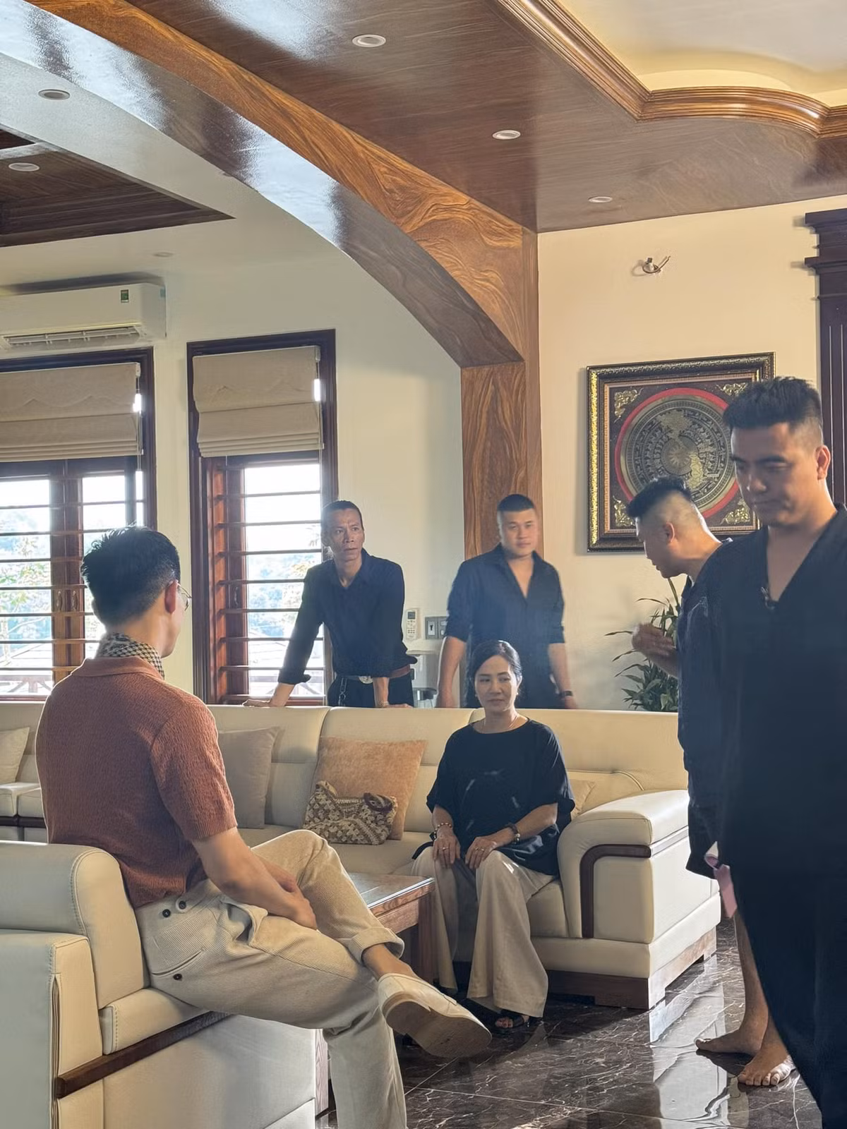 Diễn viên Nguyệt Hằng nói vui không sợ Dũng "kính", chỉ sợ hai đạo diễn khi đăng ảnh hậu trường "Độc đạo".