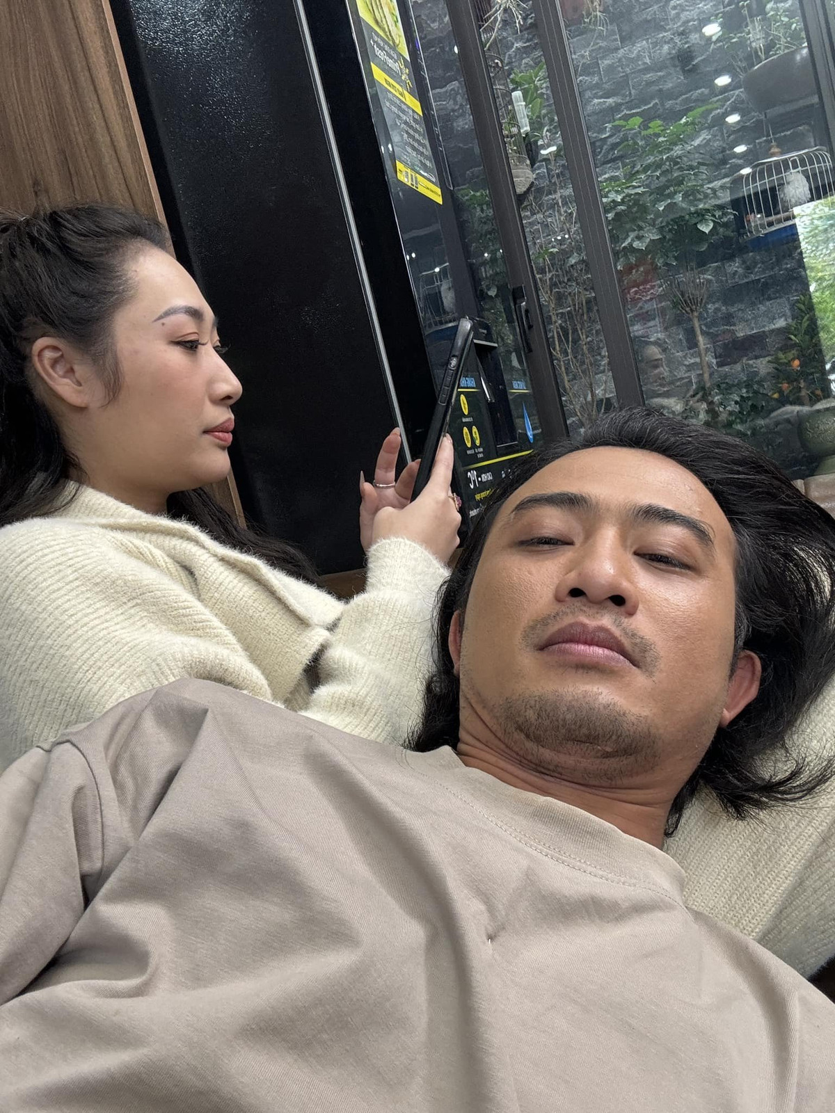 Doãn Quốc Đam và Thương Cin - vai sát thủ bị Quân "già" xử chỉ sau ít phút xuất hiện trong "Độc đạo". Anh viết: "Dám đi làm sát thủ à? Láo thật".