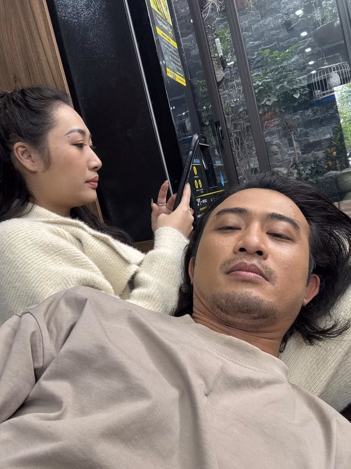 Doãn Quốc Đam và Thương Cin - vai sát thủ bị Quân "già" xử chỉ sau ít phút xuất hiện trong "Độc đạo". Anh viết: "Dám đi làm sát thủ à? Láo thật".