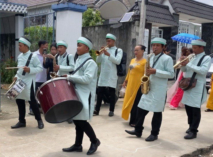 Con gái chủ trại hòm cưới anh thổi kèn đám ma ở Long An Con gai chu trai hom cuoi anh thoi ken dam ma o Long An