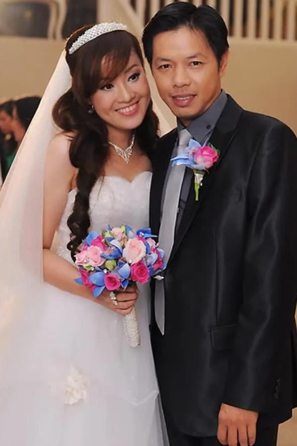 ợ Thái Hòa không hoạt động nghệ thuật. Cô từng du học ở Úc, tốt nghiệp Thạc sĩ ngành Kinh tế. Cả hai quen nhau qua mạng xã hội và có chung niềm đam mê nhiếp ảnh. Tuy hiếm khi đưa vợ đi dự các sự kiện của giới giải trí nhưng trong những lần xuất hiện cùng nhau, cặp đôi khiến tất cả cộng đồng mạng xuýt xoa vì quá tình cảm dù đã đi bên nhau 11 năm hôn nhân và 15, 16 năm kể từ ngày hẹn hò. Thái Hòa từng chia sẻ, anh tự hào khi vợ là người nấu ăn ngon, giỏi quán xuyến công việc gia đình. Cả hai có chung một cậu con trai tên Nemo năm nay 10 tuổi.