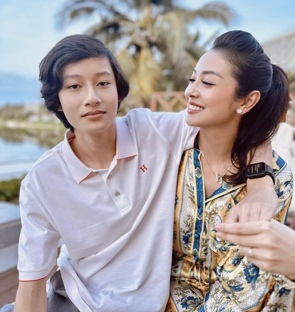 ảo Nam là "trái ngọt" của cuộc hôn nhân giữa Jennifer Phạm và ca sĩ Quang Dũng. Sinh ra trong gia đình có cha mẹ nổi tiếng, cậu nhận được nhiều sự quan tâm từ khán giả.