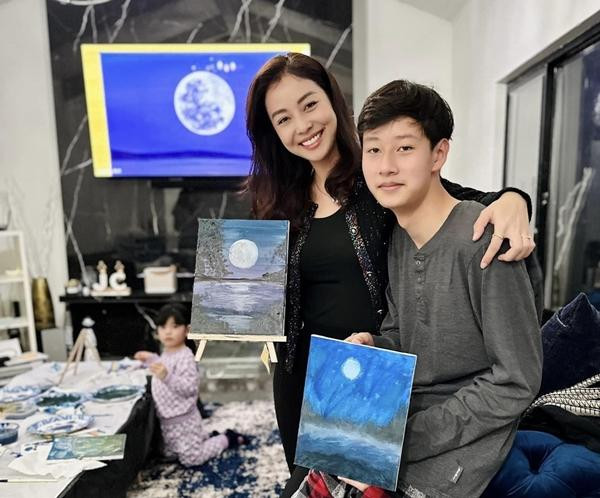 ảo Nam ít nói, tính cách hiền lành và có quan điểm sống giống cha. Dù không đam mê nghệ thuật, cậu có khả năng vẽ và chơi đàn piano thành thạo.