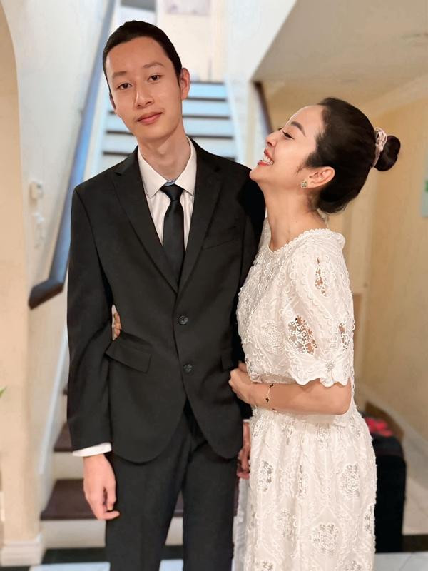 tuổi 16, Bảo Nam - con trai hoa hậu Jennifer Phạm và ca sĩ Quang Dũng - trông chững chạc. Jennifer Phạm cho biết mỗi lần sang Mỹ, cô lại thấy con cao lên nhanh. Đầu năm 2024, Bảo Nam cao 1,86m, và hiện cô dự đoán con đã khoảng 1,9m.