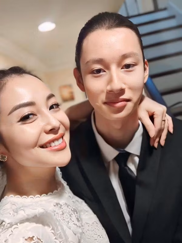 Trên trang cá nhân, hoa hậu Jennifer Phạm đăng ảnh quý tử điển trai chuẩn bị tham dự một sự kiện dạ tiệc tại trường học ở Mỹ.