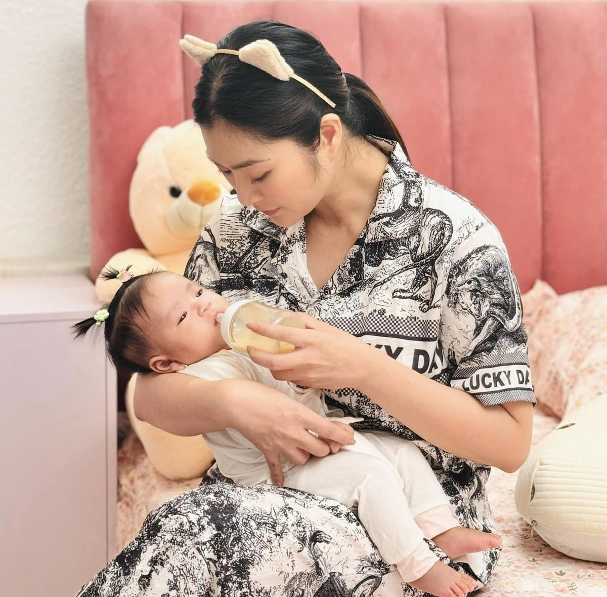 Tháng 7/2024, Thanh Trúc hạnh phúc chào đón con gái đầu lòng. Trên trang cá nhân, cô thường xuyên đăng những khoảnh khắc dễ thương bên con gái tên Kỳ Kỳ. Dưới bài đăng, nhiều bạn bè, đồng nghiệp cùng khán giả gửi lời chúc mừng nữ diễn viên.