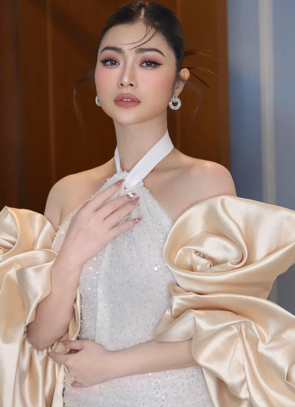 Mẹ của nữ diễn viên không muốn con gái theo đuổi nghệ thuật nhưng vì đam mê, Thanh Trúc vừa đi học vừa đi hát, chủ động tìm con đường sự nghiệp cho riêng mình.