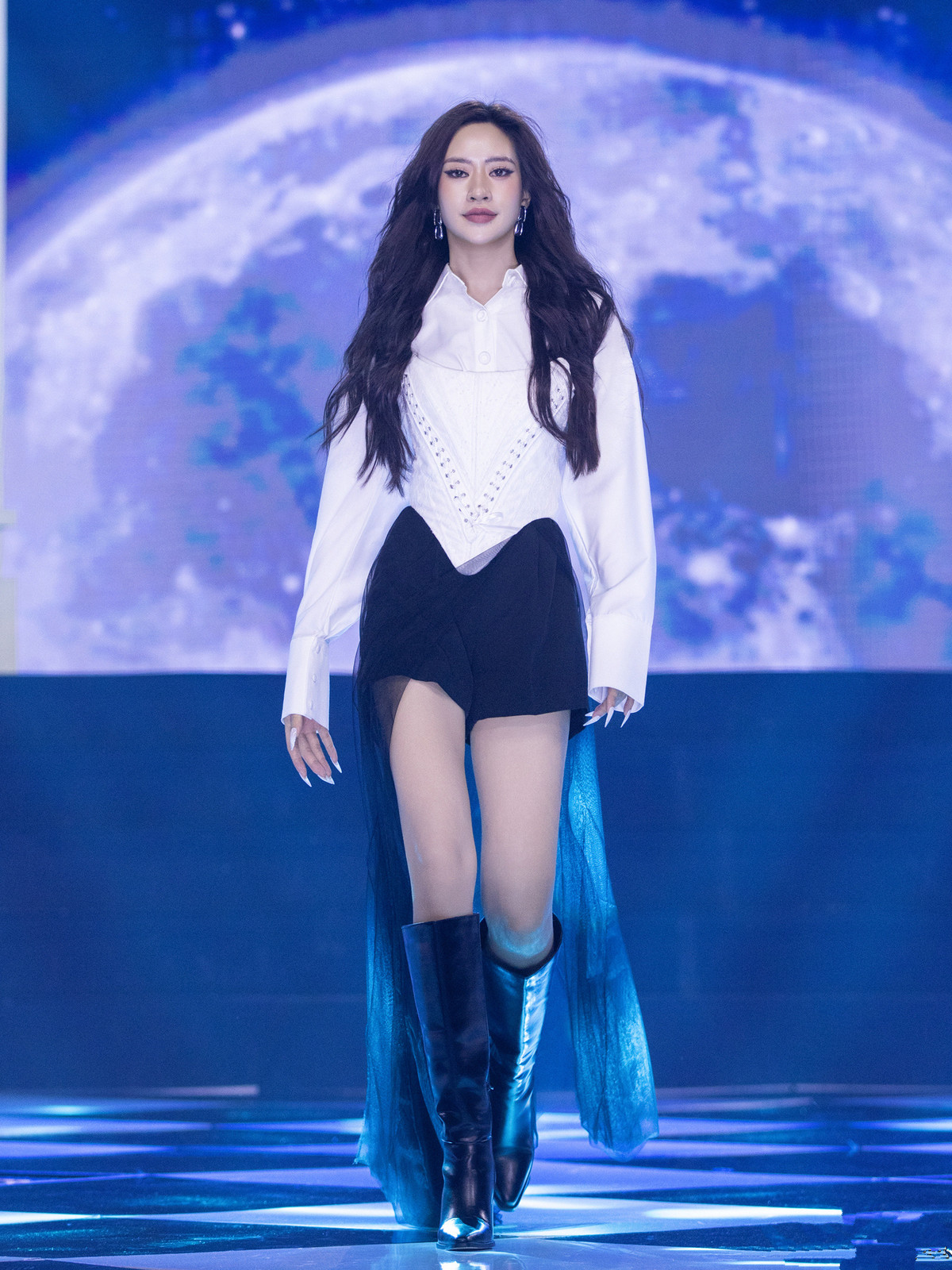 Sau Miss Universe Vietnam 2024, Đan Chi duy trì công việc người mẫu, MC và sáng tạo nội dung. Hoạt động trong nhiều lĩnh vực giúp cô có những không gian khác nhau để chia sẻ đam mê, trải nghiệm. Lịch trình bận rộn đôi lúc vất vả nhưng người đẹp thấy hạnh phúc.