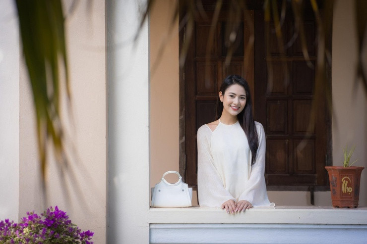 Những bộ phim Việt Hoa tham gia gây ấn tượng với khán giả như: "Cô gái nhà người ta", "Trở về giữa yêu thương", "Hương vị tình thân", "Anh có phải đàn ông không", "Dưới bóng cây hạnh phúc", "Mình yêu nhau bình yên thôi" và gần nhất là phim "Độc đạo".