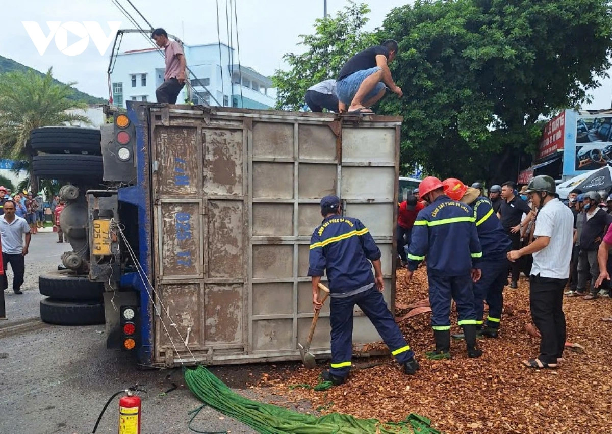 Lực lượng chức năng cứu hộ tại hiện trường.