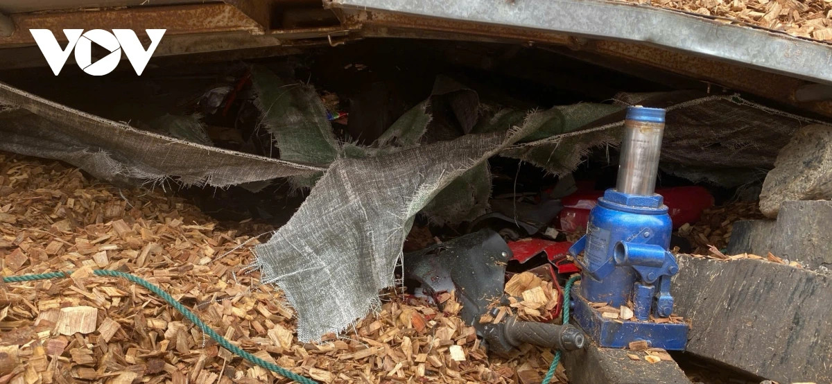 Lực lượng cứu nạn, cứu hộ Công an tỉnh Bình Định đã dùng các thiết bị chuyên dụng, nâng thùng xe chở dăm và đưa các nạn nhân ra bên ngoài. Đội SOS 115 Bình Định đưa đi cấp cứu, tuy nhiên cả 3 người (3 nam) đều đã tử vong.