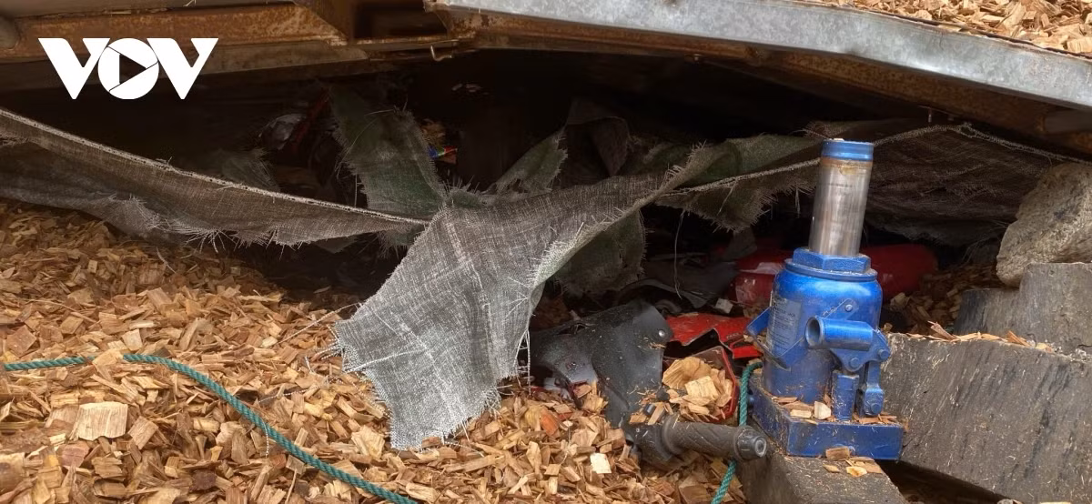 Lực lượng cứu nạn, cứu hộ Công an tỉnh Bình Định đã dùng các thiết bị chuyên dụng, nâng thùng xe chở dăm và đưa các nạn nhân ra bên ngoài. Đội SOS 115 Bình Định đưa đi cấp cứu, tuy nhiên cả 3 người (3 nam) đều đã tử vong.