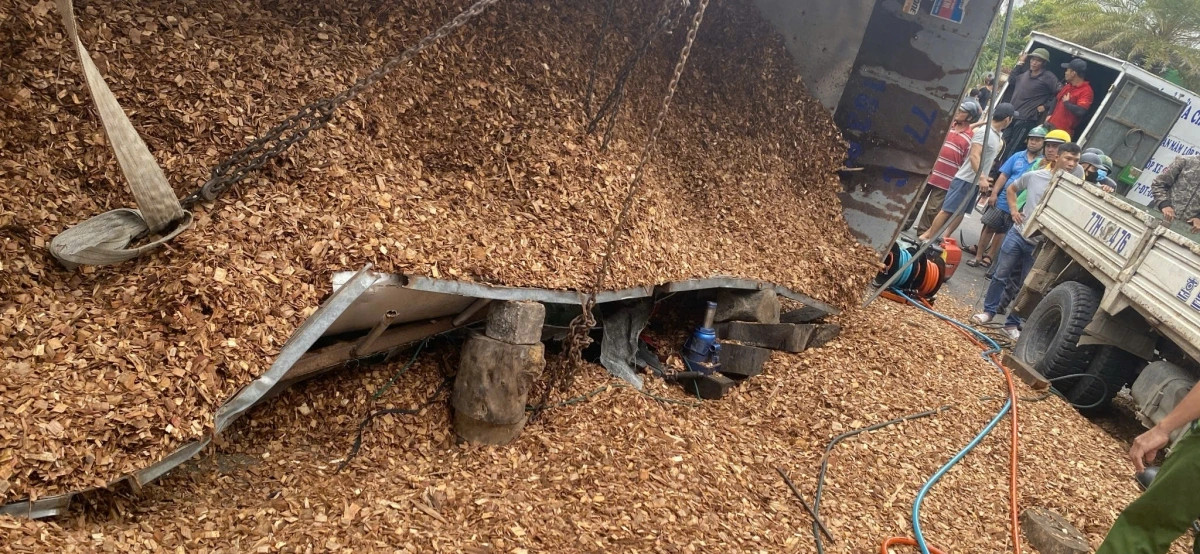 Thượng tá Nguyễn Hoàng Tuấn, Trưởng Phòng Cảnh sát Phòng Cháy chữa cháy và cứu cứu nạn cứu hộ Công an tỉnh Bình Định, đơn vị đã điều động 2 xe chữa cháy và cứu nạn cứu hộ, 17 cán bộ chiến sĩ đến hiện trường để cứu hộ. Do lớp dăm tràn xuống đường quá nhiều nên công tác cứu cứu hộ gặp khó khăn. 