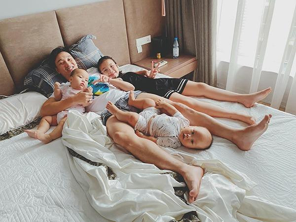 ình ảnh MC Thành Trung hạnh phúc bên con chung, con riêng khiến khán giả tan chảy vì quá đáng yêu.