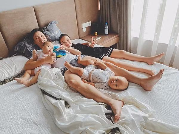 Hình ảnh MC Thành Trung hạnh phúc bên con chung, con riêng khiến khán giả tan chảy vì quá đáng yêu.