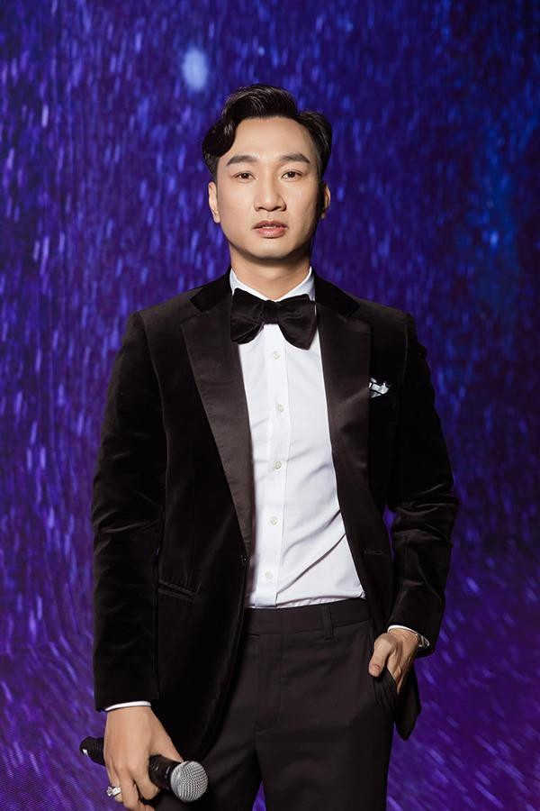 ược biết, MC Thành Trung sinh năm 1983, từng là sinh viên trường Đại học Sân khấu điện ảnh. Anh tham gia đóng kịch, hoạt động quần chúng ở quận, phường từ ngày còn bé. Người ta biết đến anh chàng đa tài này không chỉ là người dựng vở xuất sắc cho các phong trào quần chúng, diễn giỏi mà còn biết đến anh với tư cách vận động viên karatedo. Anh đã từng thi đấu giải toàn quốc và đoạt huy chương bạc . Xuất hiện lần đầu tại sân chơi "Gặp nhau cuối tuần", Võ Thành Trung ngay lập tức được công chúng chú ý, một phần là do khả năng diễn xuất, phần nữa là ở Trung có nét “hao hao Xuân Bắc”.