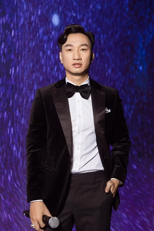 Được biết, MC Thành Trung sinh năm 1983, từng là sinh viên trường Đại học Sân khấu điện ảnh. Anh tham gia đóng kịch, hoạt động quần chúng ở quận, phường từ ngày còn bé. Người ta biết đến anh chàng đa tài này không chỉ là người dựng vở xuất sắc cho các phong trào quần chúng, diễn giỏi mà còn biết đến anh với tư cách vận động viên karatedo. Anh đã từng thi đấu giải toàn quốc và đoạt huy chương bạc . Xuất hiện lần đầu tại sân chơi "Gặp nhau cuối tuần", Võ Thành Trung ngay lập tức được công chúng chú ý, một phần là do khả năng diễn xuất, phần nữa là ở Trung có nét “hao hao Xuân Bắc”.