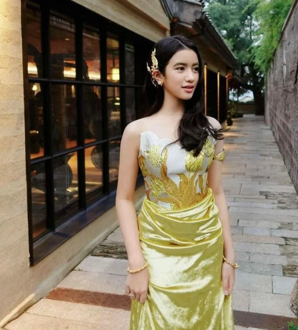 Gần đây, nhiều nguồn tin cho rằng, Jenna đang cân nhắc để trở thành thực tập sinh tại một công ty giải trí Hàn Quốc. Trước đó, cô nhiều lần thể hiện tình yêu của mình dành cho âm nhạc K-pop, thậm chí được dự đoán sẽ kế tiếp chặng được thành công của Lisa (BLACKPINK). Tuy nhiên, công chúa nhanh chóng phủ nhận thông tin này. (Ảnh: FBNV)