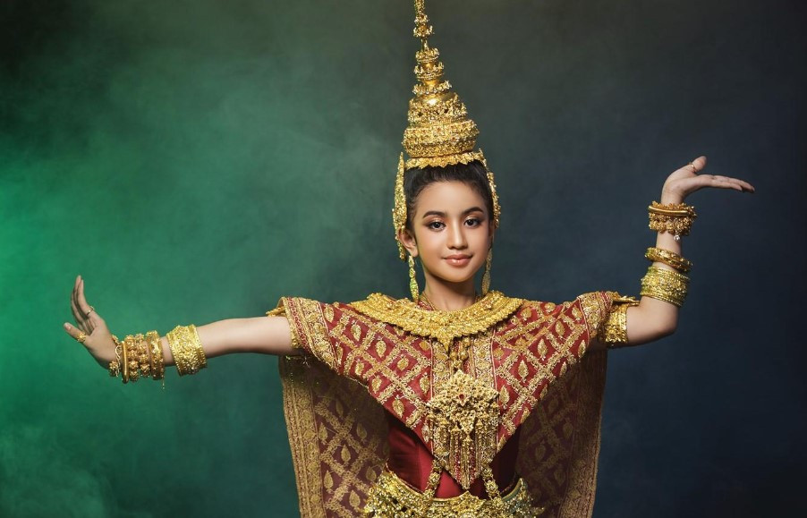 Năm 2018, ở tuổi lên 6, công chúa Jenna Norodom gia nhập làng giải trí Campuchia với vai trò ca sĩ. Cô sở hữu chất giọng trong trẻo, diễn xuất tự nhiên trước ống kính. Cùng xuất thân danh giá, Jenna nhanh chóng trở thành ngôi sao tại Campuchia. Các video cover những ca khúc nổi tiếng của tiểu công chúa thu hút hàng triệu lượt người xem như: "I will always love you"; "Last Christmas"; "Can’t take my eyes of you"; "At my worst"... (Ảnh: FBNV)