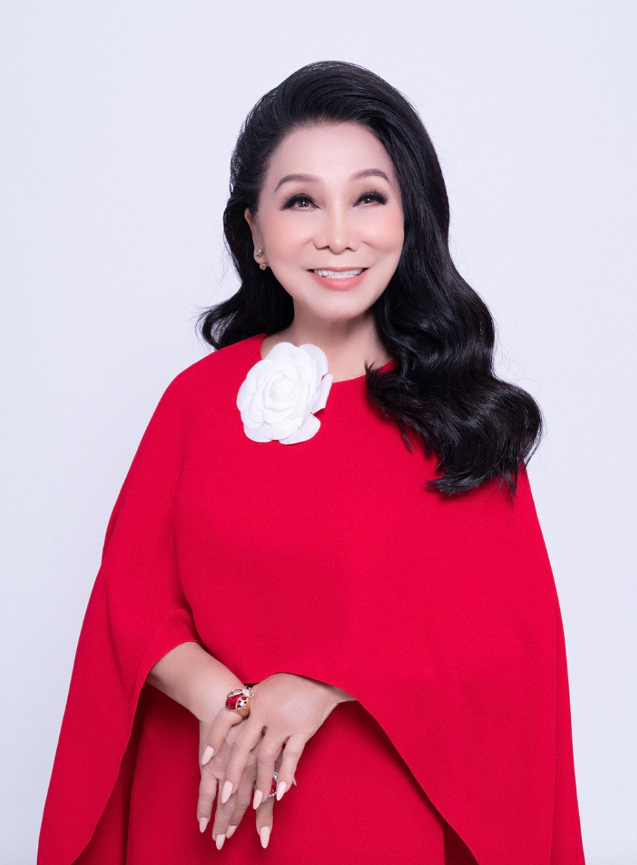 Ba nu nghe si noi danh co hoc vi Tien si