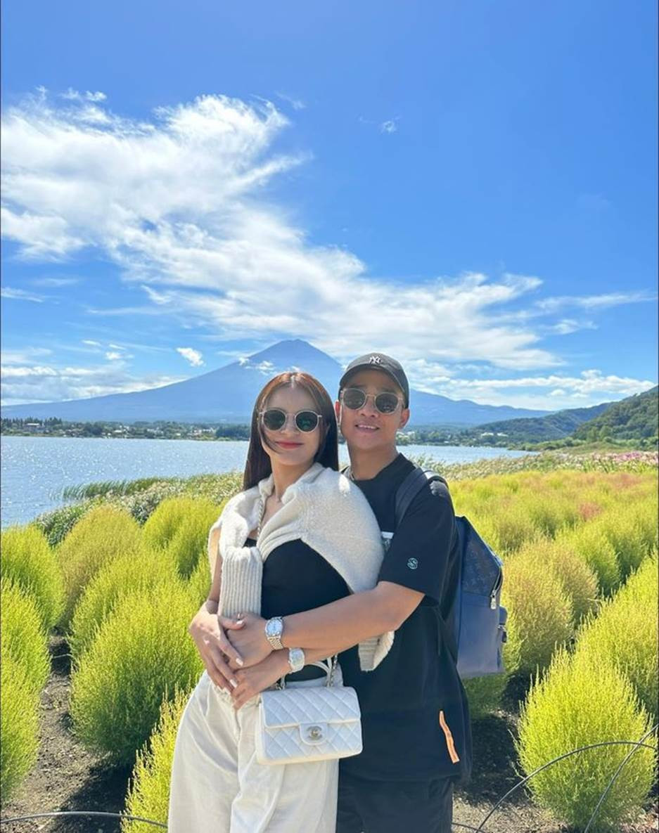 au 11 năm yêu, 8 năm về chung nhà, Duy Nam gửi những lời có cánh tới vợ trên trang cá nhân: "Tài sản lớn nhất của chúng ta là sức khoẻ và hai đứa con này thôi, mong chúng mình sẽ thương yêu nhau, nhường nhịn nhau nhiều hơn nữa. Hôm nay chắc cũng không cần quà cáp gì đâu vì tủ lạnh còn nhiều giò và bánh chưng lắm, tí chặt nốt con gà nấu bát canh măng là xong em ạ. Yêu thương em rất nhiều".