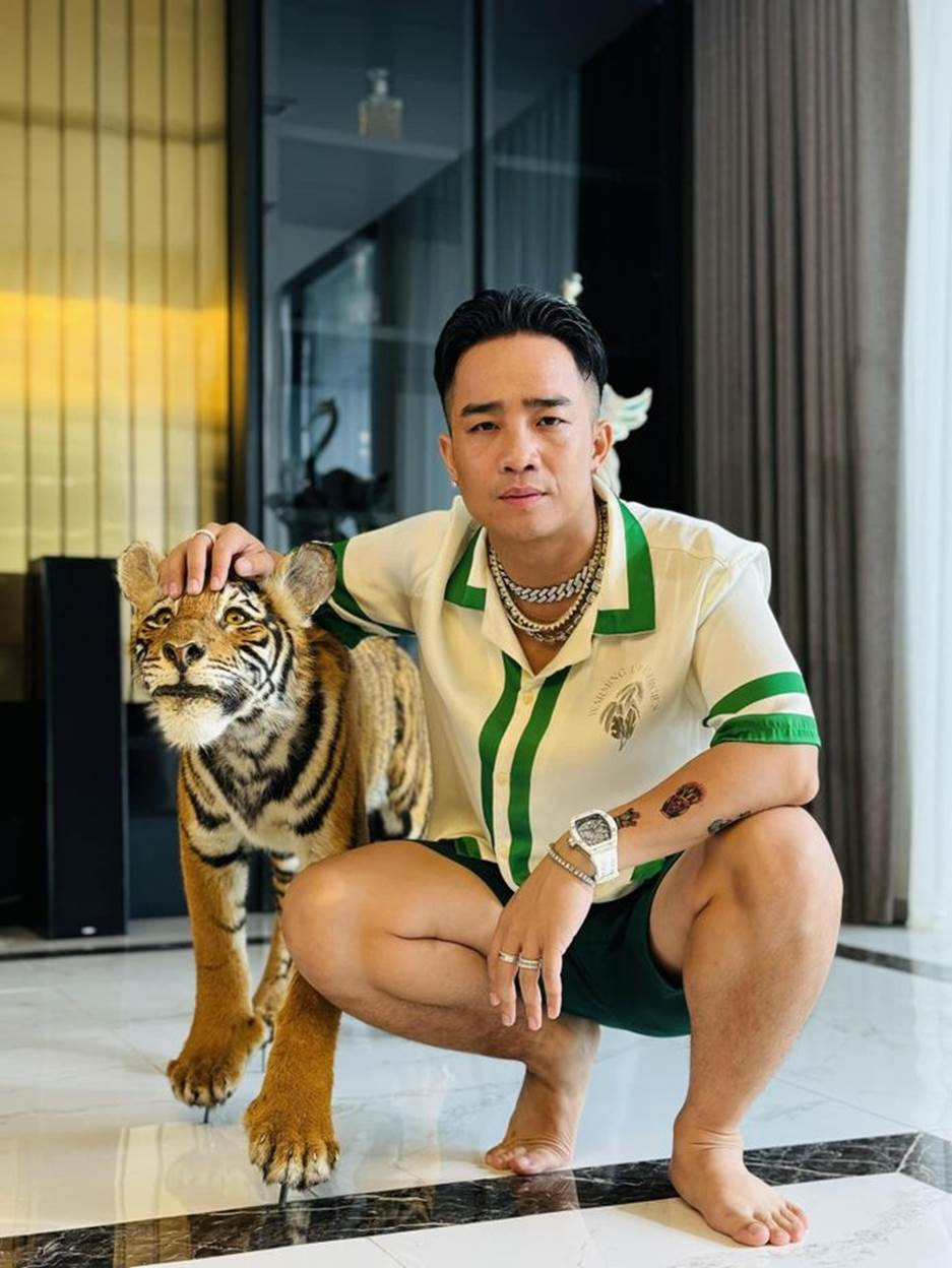 rong “Độc đạo”, Đỗ Duy Nam vào vai Tân "khẹc" - con trai ông trùm Hưng "khẹc" (NSƯT Chí Trung thủ vai). Tân là công tử giàu có, có lối sống ăn chơi trác táng, ham mê danh tiếng trên mạng xã hội. Với lối diễn xuất tự nhiên pha chút hài hước, Duy Nam nhận được nhiều khen từ phía khán giả.