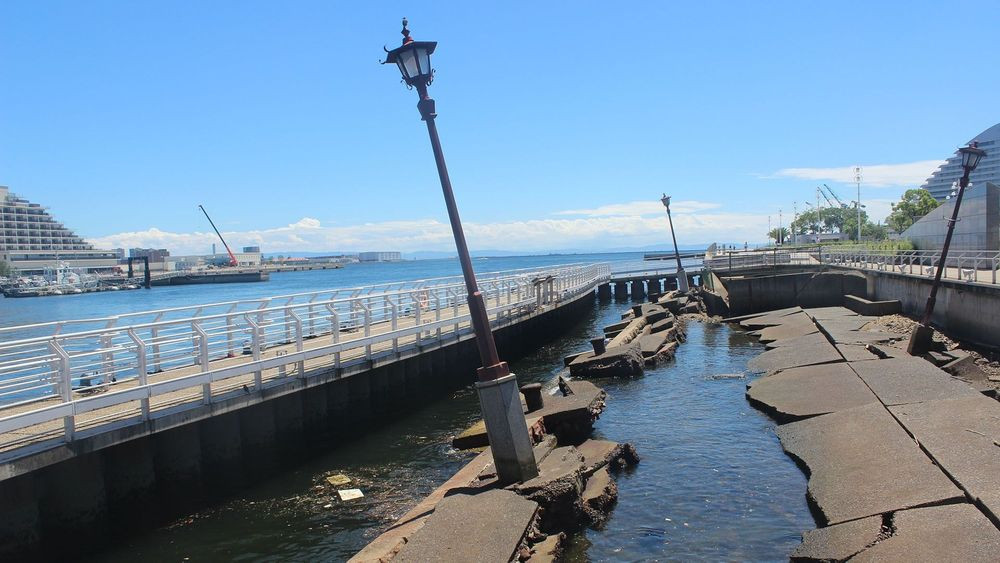  2. Có khoảng 1500 trận động đất mỗi năm ở Nhật Bản. Tần suất của các trận động đất tại Nhật Bản lên tới 1500 trận mỗi năm là do vị trí của đất nước này nằm trên 3 mảng kiến tạo được gọi là “Vành đai lửa Thái Bình Dương”.