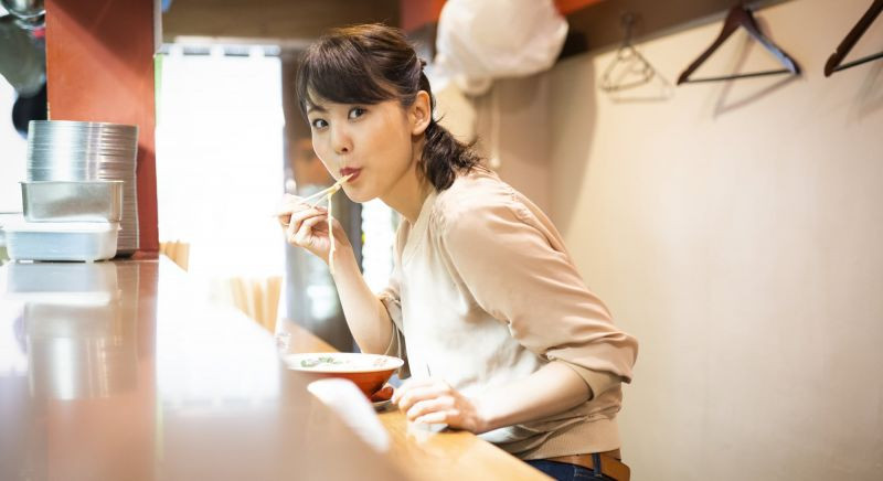 3. Người Nhật thường ăn một mình. Việc dân số ngày càng giảm ở Nhật Bản kết hợp với tỷ lệ kết hôn thấp khiến cho việc đi ăn một mình ở Nhật là hoàn toàn bình thường. Nếu có dịp ghé thăm Nhật Bản, bạn có thể tìm thấy nhiều quán ngon ở mọi nơi, đặc biệt là con hẻm phía sau của khu phố Shibuya, Tokyo. 