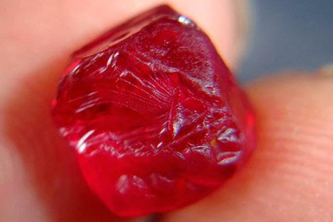 Ruby– hay còn được gọi là đá Hồng ngọc có nguồn gốc từ loại khoáng chất quý hiếm corundum mang sắc đỏ sẫm tự nhiên, sau khi trải qua quãng thời gian dài hấp thụ tinh hoa trong những tầng địa chất.