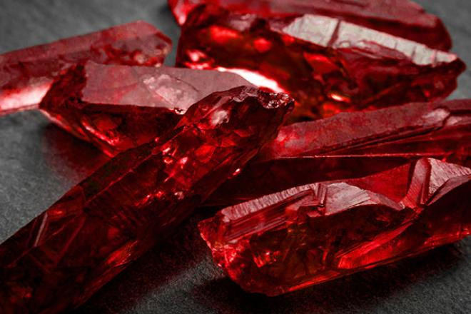 Đá Ruby có độ cứng cao đạt 9/10 điểm trên thang độ cứng Mohs ngang ngửa với Sapphire.