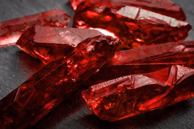 Đá Ruby có độ cứng cao đạt 9/10 điểm trên thang độ cứng Mohs ngang ngửa với Sapphire.