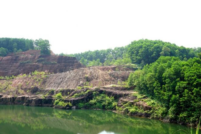 Năm 1990, một nhóm kỹ sư thăm dò địa chất phát hiện ra đá đỏ (Ruby) dưới lòng đất ở xã Châu Bình (H.Quỳ Châu, Nghệ An).