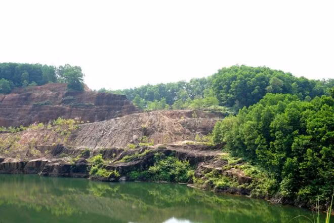 Năm 1990, một nhóm kỹ sư thăm dò địa chất phát hiện ra đá đỏ (Ruby) dưới lòng đất ở xã Châu Bình (H.Quỳ Châu, Nghệ An).