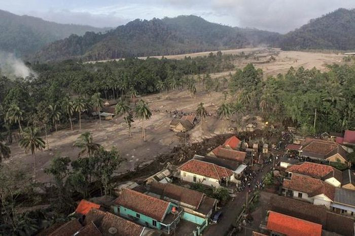 Indonesia nằm giữa "Vành đai lửa” Thái Bình Dương, một khu vực hoạt động địa chấn mạnh, nơi tiếp xúc giữa các mảng kiến tạo trên vỏ trái đất, thường xuyên xảy ra các trận động đất và núi lửa. Làng Sumber Wuluh đã bị tro bụi núi lửa phủ lấp. Ảnh: Ammar / EPA.