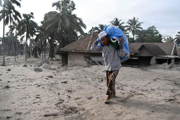 Người dân rời bỏ nhà cửa sau khi núi lửa Semeru phun trào. Ảnh: Antara Foto/ Zabur Karuru/ Reuters.