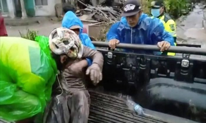 Một nạn nhân bị thương được giải cứu. Ảnh AP.