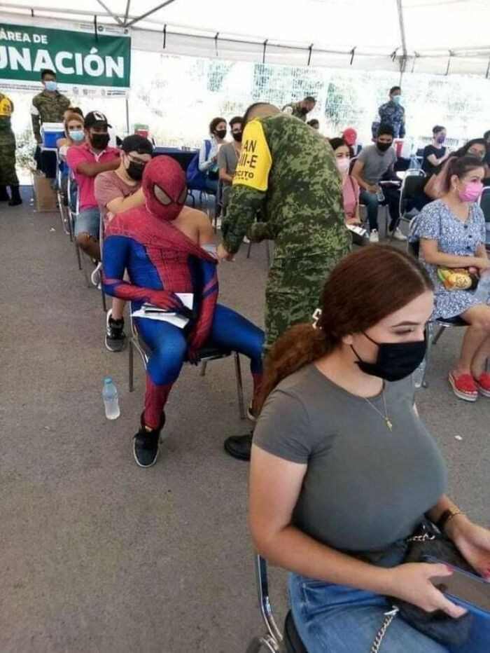 Khi "người nhện" cũng phải đi tiêm vaccine.