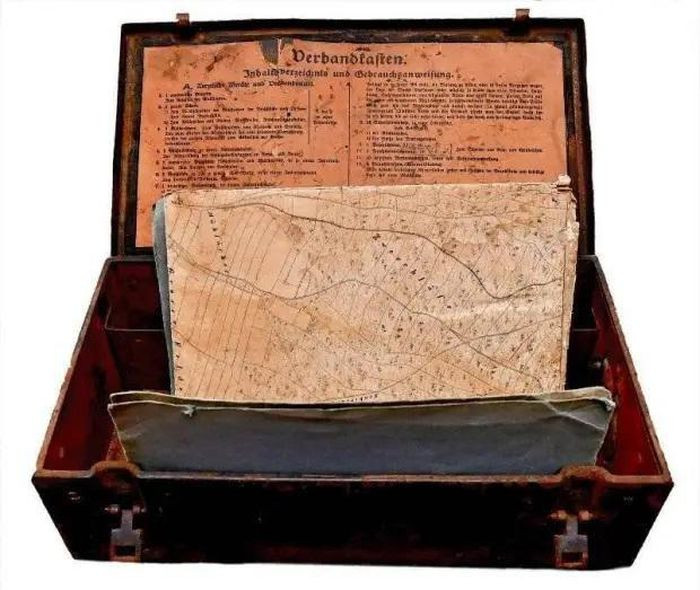 Bavaria. Cụ ông Hans Glueck, 76 tuổi tin rằng kho báu trị giá 500 triệu bảng Anh của Đức Quốc xã được cất giấu trong một khu rừng ở Bavaria (Đức) dựa trên bản đồ kho báu mà ông tìm được. Bản đồ này được cho là do một sĩ quan Đức Quốc xã cấp cao từng phụ trách vận chuyển kho báu trong một đoàn tàu hỏa từ ngân hàng Berlin Reichsbank đến dãy Alps truyền lại.