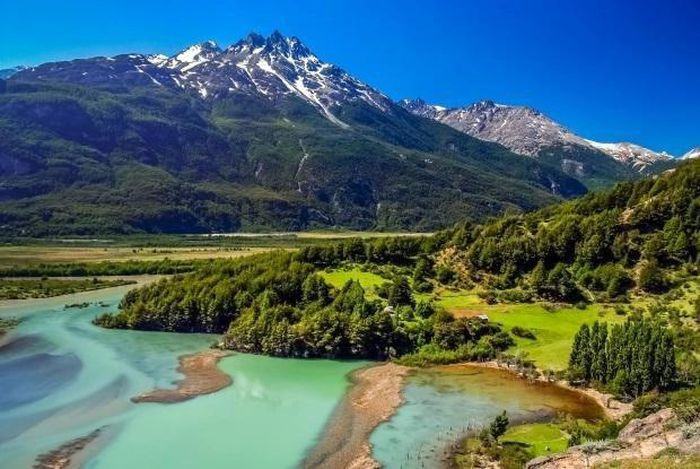 Patagonia, Argentina. Argentina là trung tâm của nhiều huyền thoại liên quan đến những ngày cuối cùng của Đức Quốc xã, với thông tin nhiều tên phát xít nổi tiếng đã tìm cách chạy trốn tới đây. Theo đó, các sĩ quan Đức Quốc xã cũng được cho là đã vận chuyển số vàng kếch xù trị giá hàng trăm triệu bảng Anh đến Argentina chính trong những ngày cuối cùng của Chiến tranh thế giới thứ 2. Theo The Sun, những chiếc U-boat của Đức đã vận chuyển vàng tới Patagonia, Argentina.
